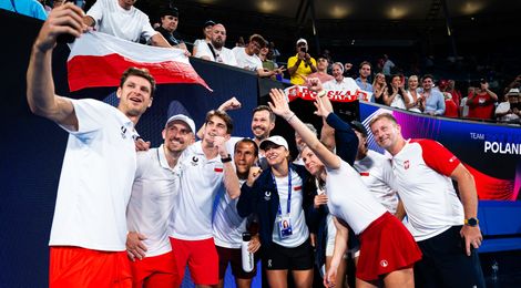 Fotografía del equipo polaco después de su victoria de semifinales en la UC 2026