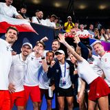 Fotografía del equipo polaco después de su victoria de semifinales en la UC 2026